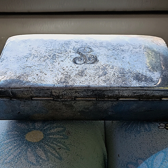 VINTAGE SOLID SILVER H INGED BOX LINED WITH WOOD MARKED 1932 AS AN ANNIVERY GIFT - Picture 1 of 5